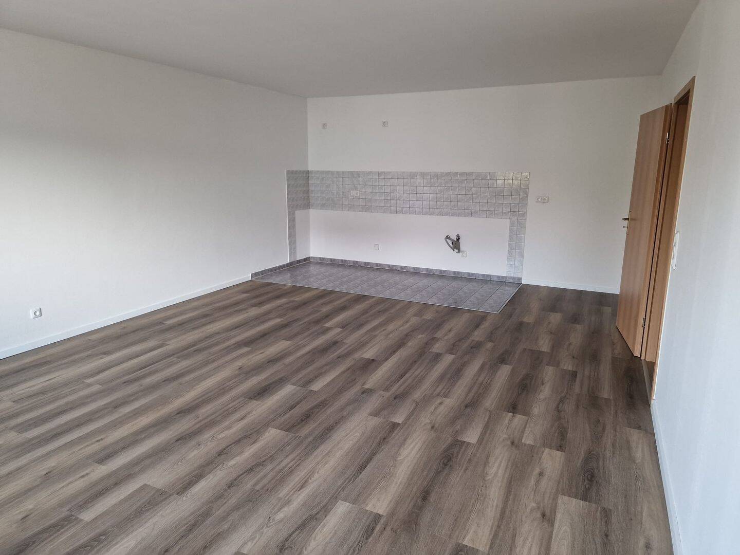 Frisch sanierte 2-Raum-Wohnung mit Balkon, 4552 Borna