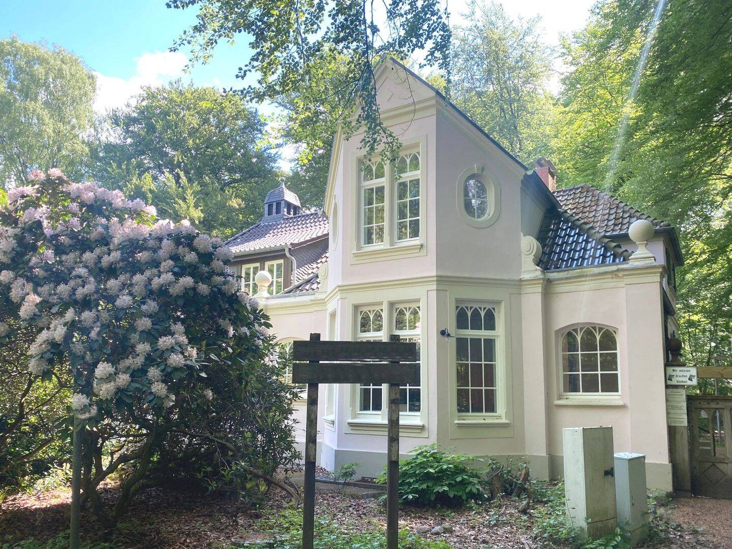 Besondere Gelegenheit – großzügige Altbauwohnung im denkmalgeschützem Hofmeierhaus!, 28757 Bremen (Aumund-Hammersbeck Fähr-Lobbendorf Schönebeck Sankt Magnus Vegesack)