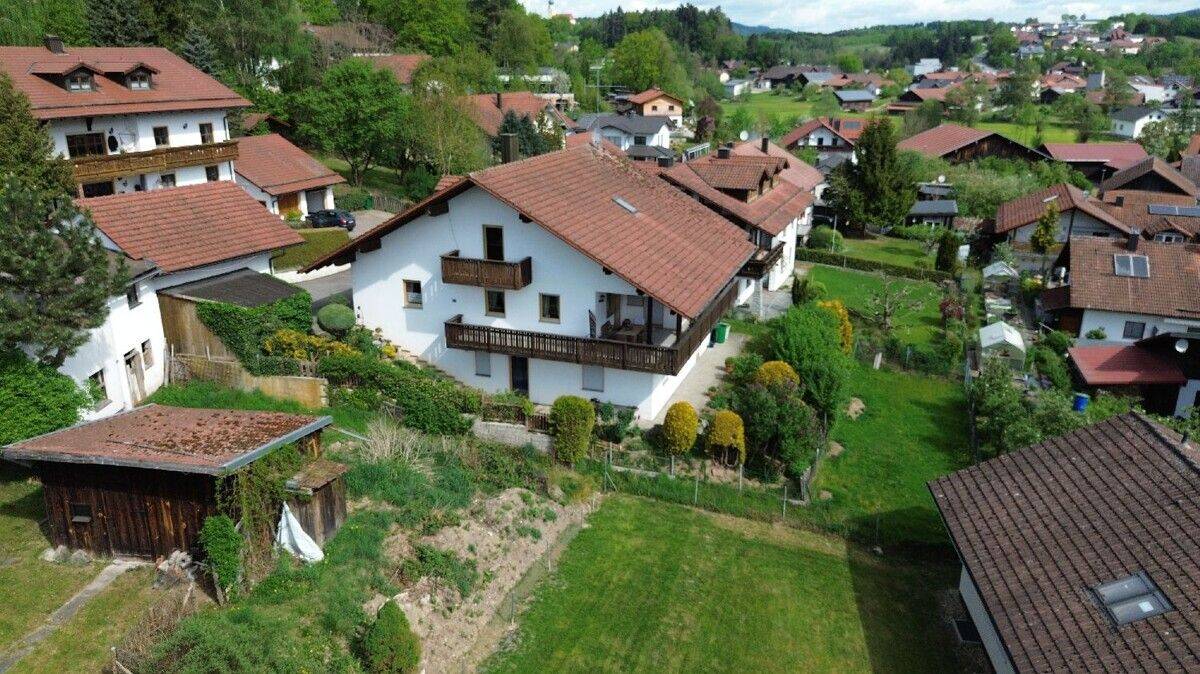 Landhaus mit Einliegerwhg. in ruhiger Lage von Stallwang, Nahe B 20, nördl. von Straubing., 94375 Stallwang