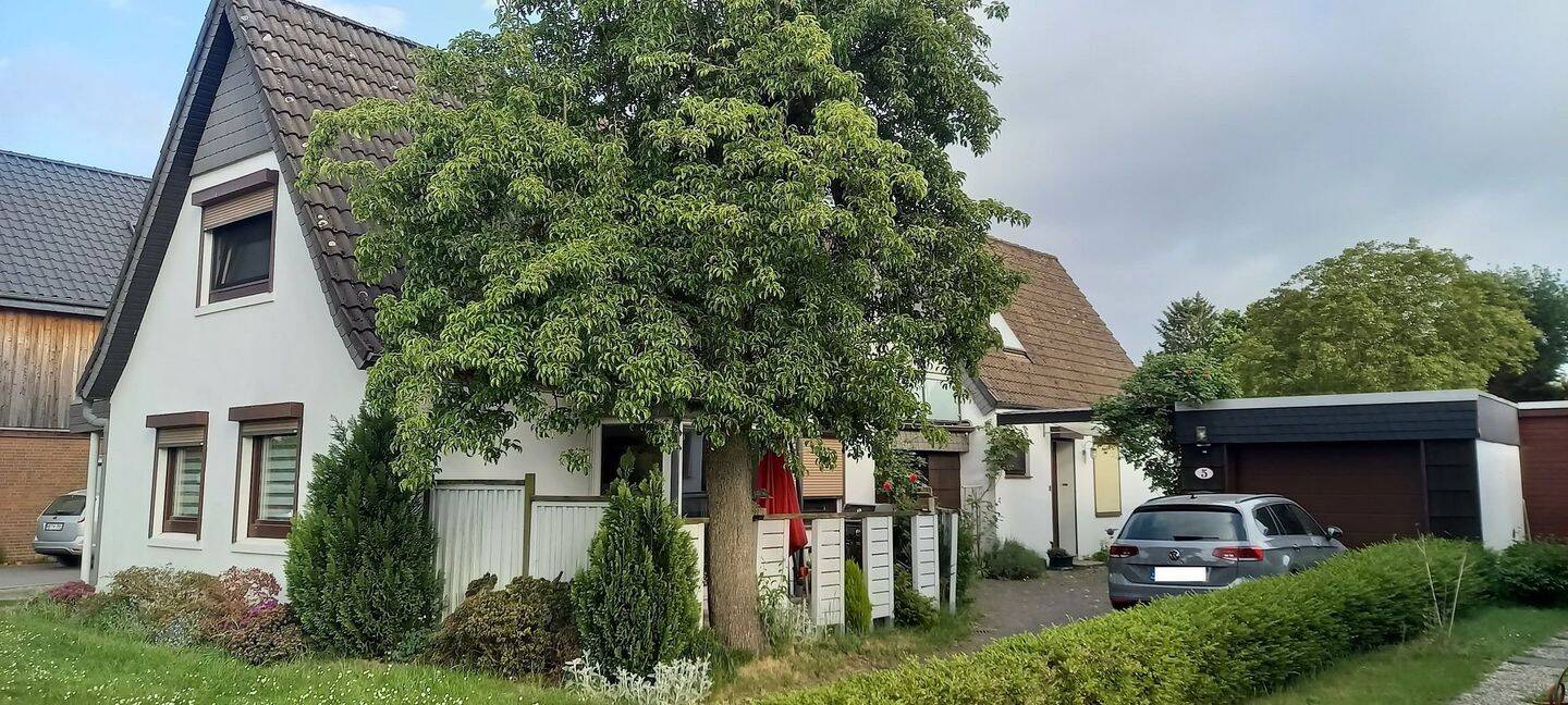 Großes, sonnenbeschienenes Grundstück, ggfls. auch Teilung in 2 Grundstücke möglich! Zur Zeit bebaut mit 2 verbundenen Häusern., 28355 Bremen (Oberneuland)