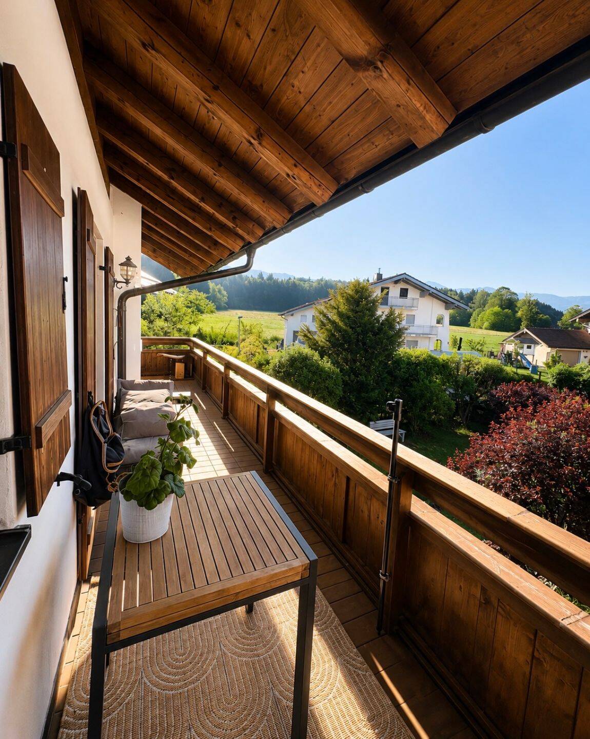 Attraktive Wohnung in Alpenrandlage mit ausgebautem DG, sonnigen Balkon, Keller, Garage & Stellplatz, 83313 Siegsdorf