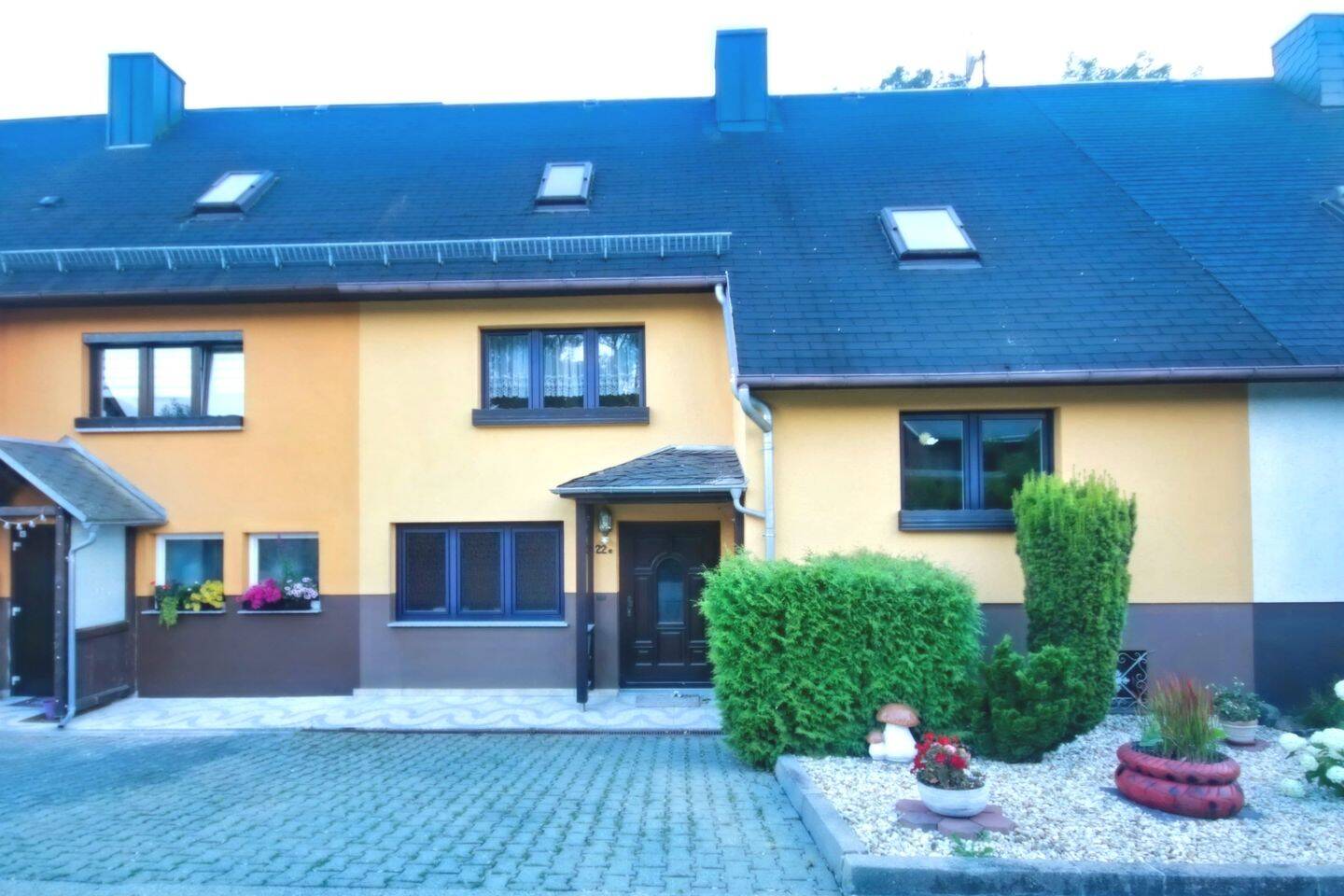 Natur, Ruhe, Freiraum – Reihenmittelhaus mit besonderer Architektur, großem Garten und freiem Blick, 8538 Weischlitz