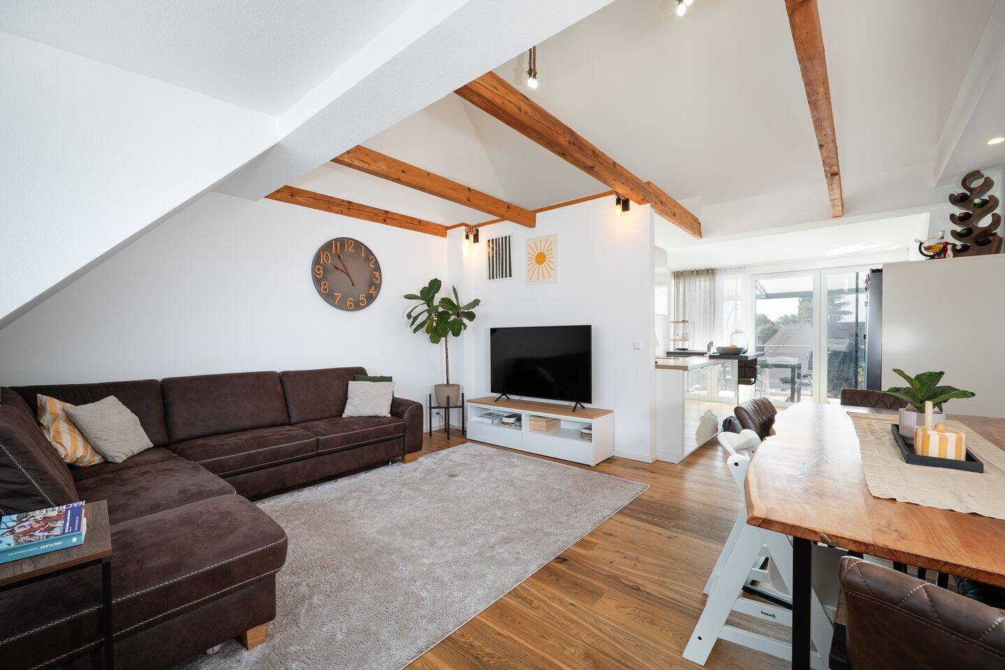 Hochwertig kernsanierte 3-Zimmer-Dachgeschosswohnung mit Balkon, Garage und Stellplatz, 78256 Steißlingen