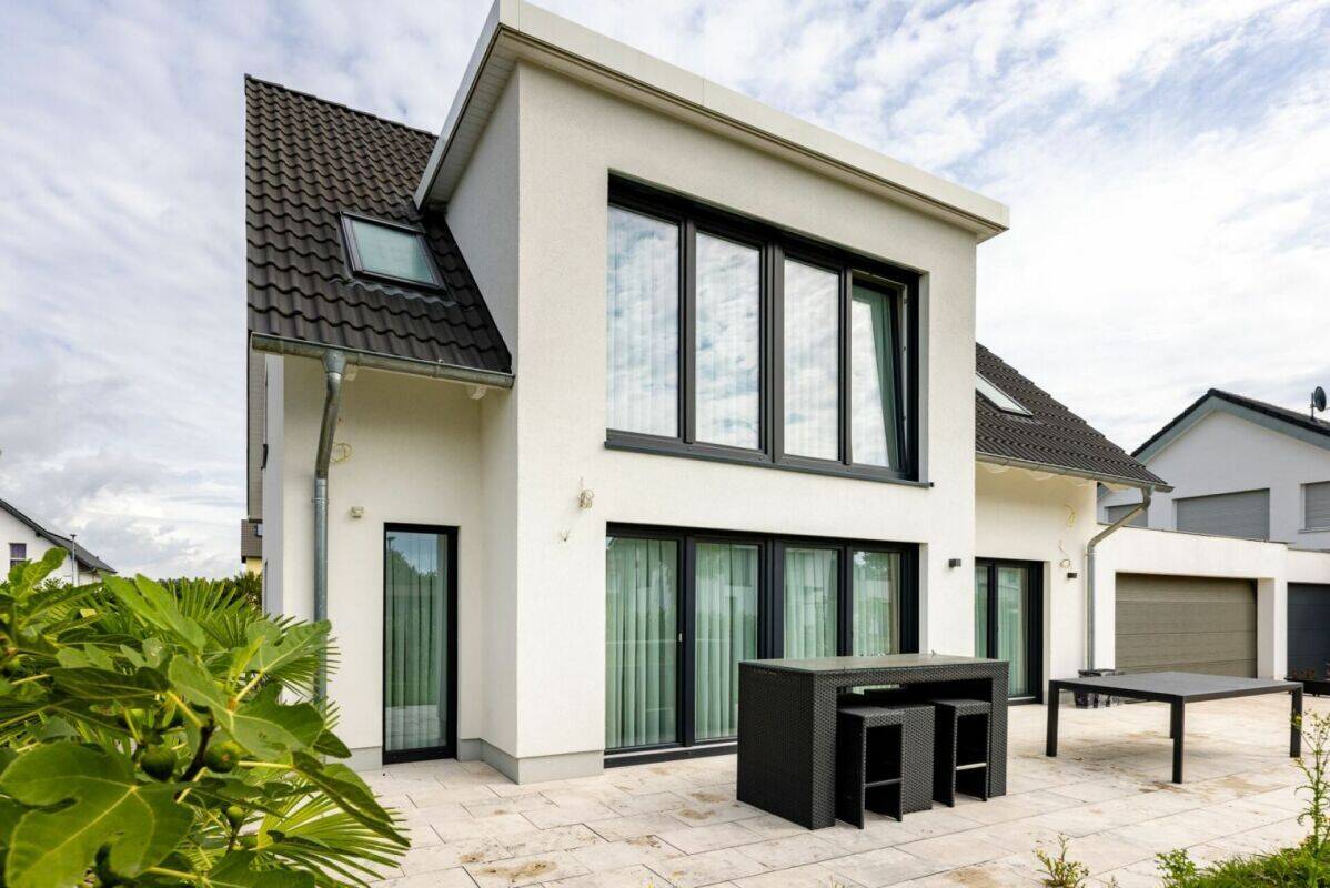 Provisionsfrei: Ein Zuhause, das begeistert – Neubau mit Einliegerwohnung in idyllischer Lage, 79798 Jestetten