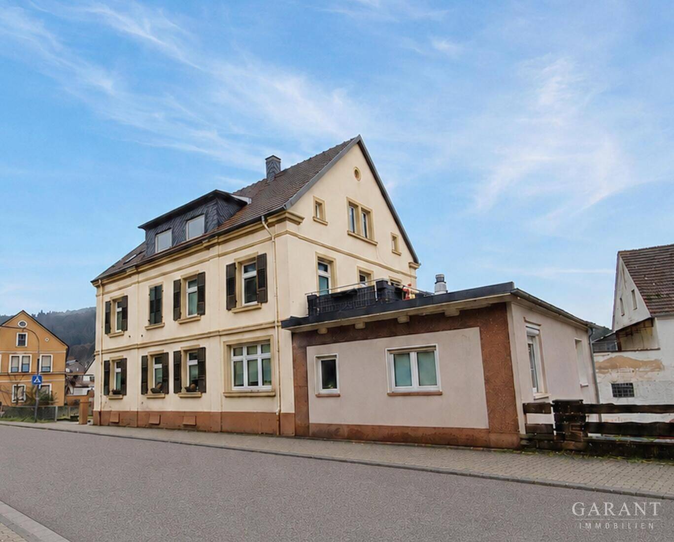 Mehrfamilienhaus mit Anbau und zusätzlichem Bauplatz, 66999 Hinterweidenthal