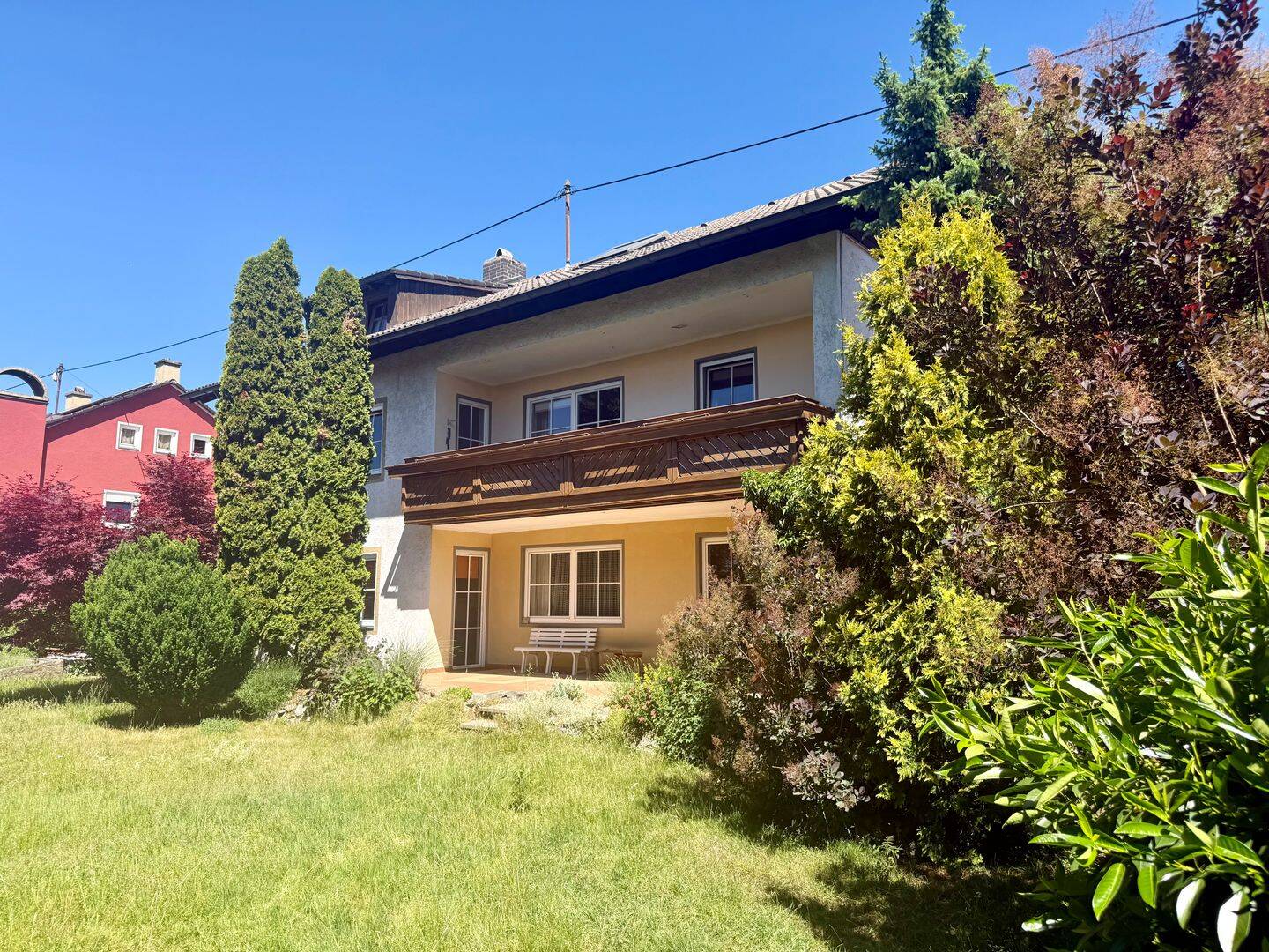 Großzügiges Zweifamilienhaus in ruhiger und sonniger Lage, 83395 Freilassing