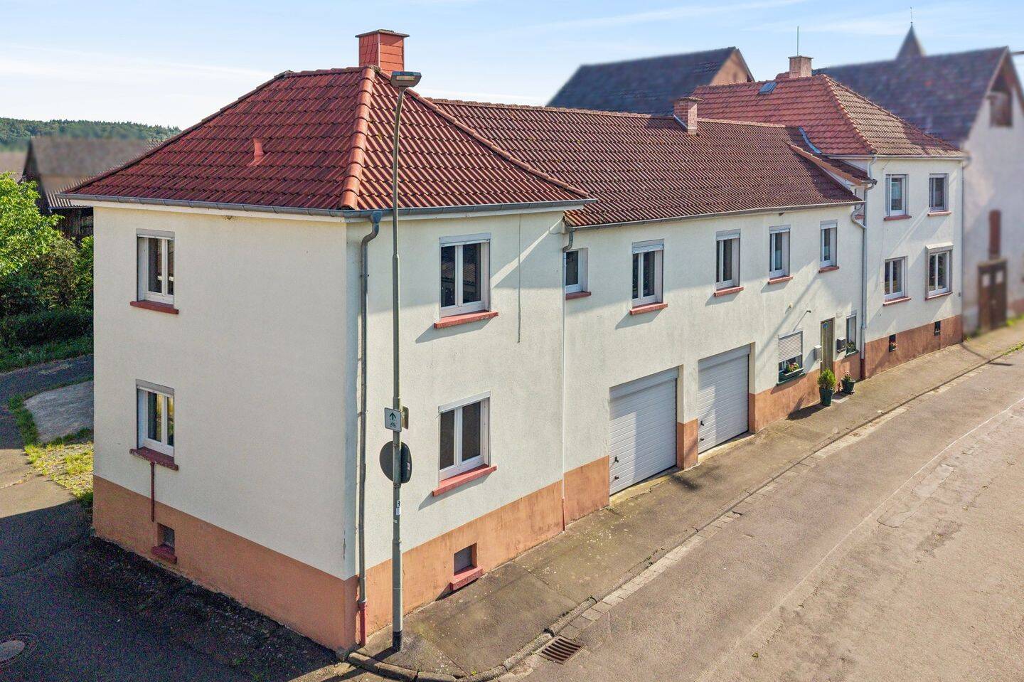 Viel Platz für individuelle Wohnkonzepte – Einfamilienhaus mit Anbauten, 35423 Lich