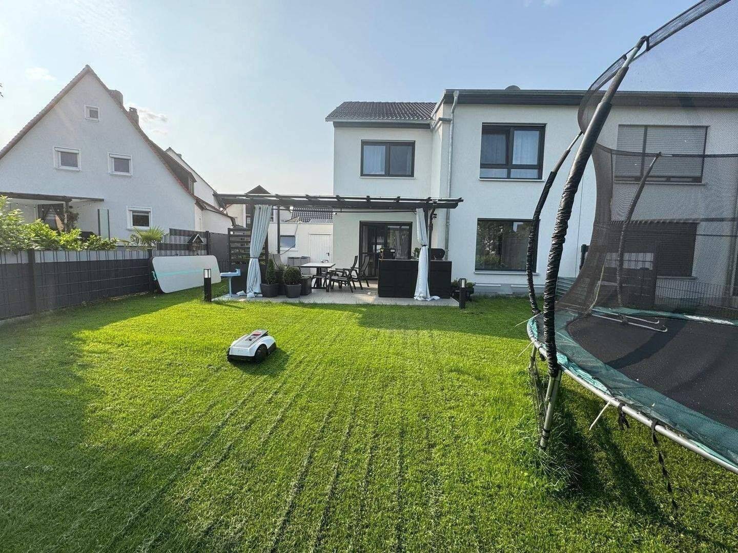 Hochwertige Doppelhaushälfte mit Südwestgarten, großer Garage und energieeffizienter Ausstattung, 90559 Burgthann