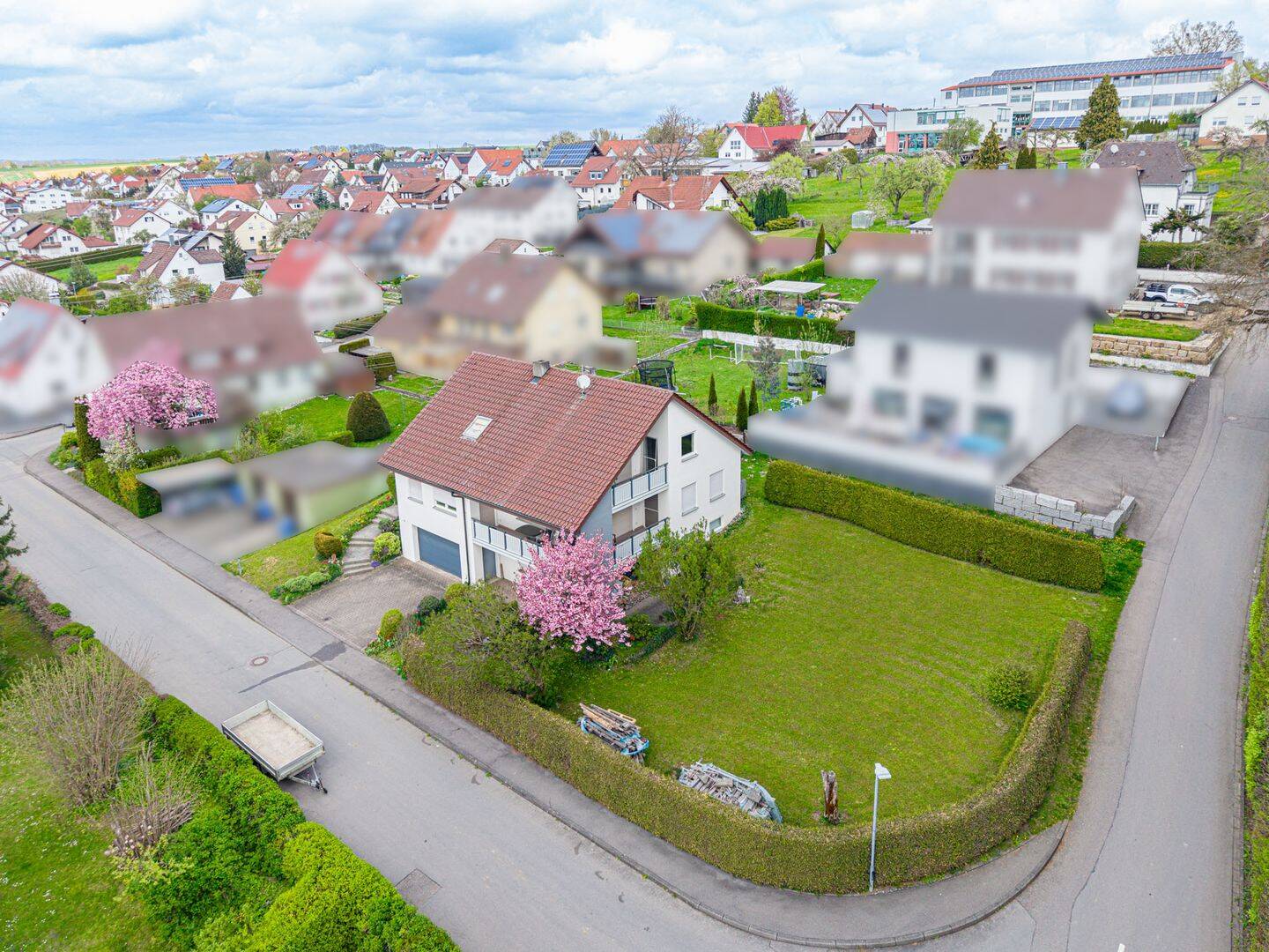 Gepflegt! Charmantes Einfamilienhaus mit schönem Garten und herrlichen Sonnenbalkonen, 88483 Burgrieden