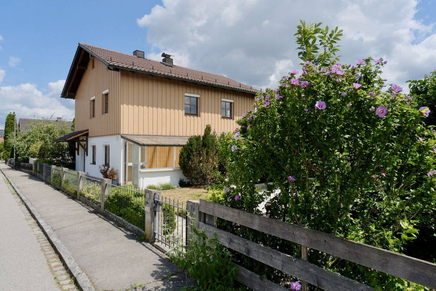 Einfamilienhaus – Ein Refugium mit Garten, Fernblick und Wasserquelle!, 84489 Burghausen