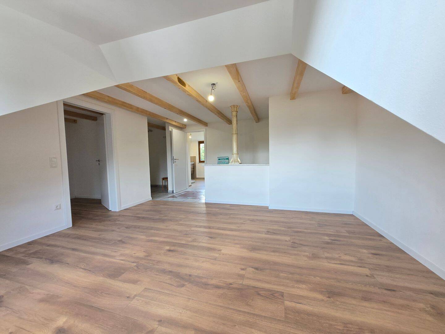 Exklusives DG-Loft mit Sichtbalken: Erstbezug nach Kernsanierung in naturnaher Lage von Kissing, 86438 Kissing