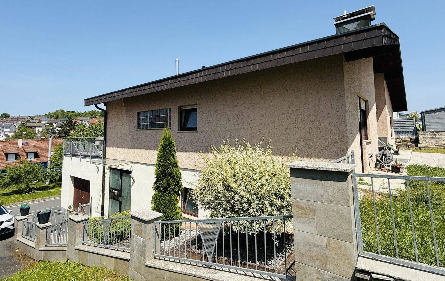 WOHNEN MIT AUSSICHT – GROßZÜGIGES EIN-/ZWEIFAMILIENHAUS, 97922 Lauda-Königshofen