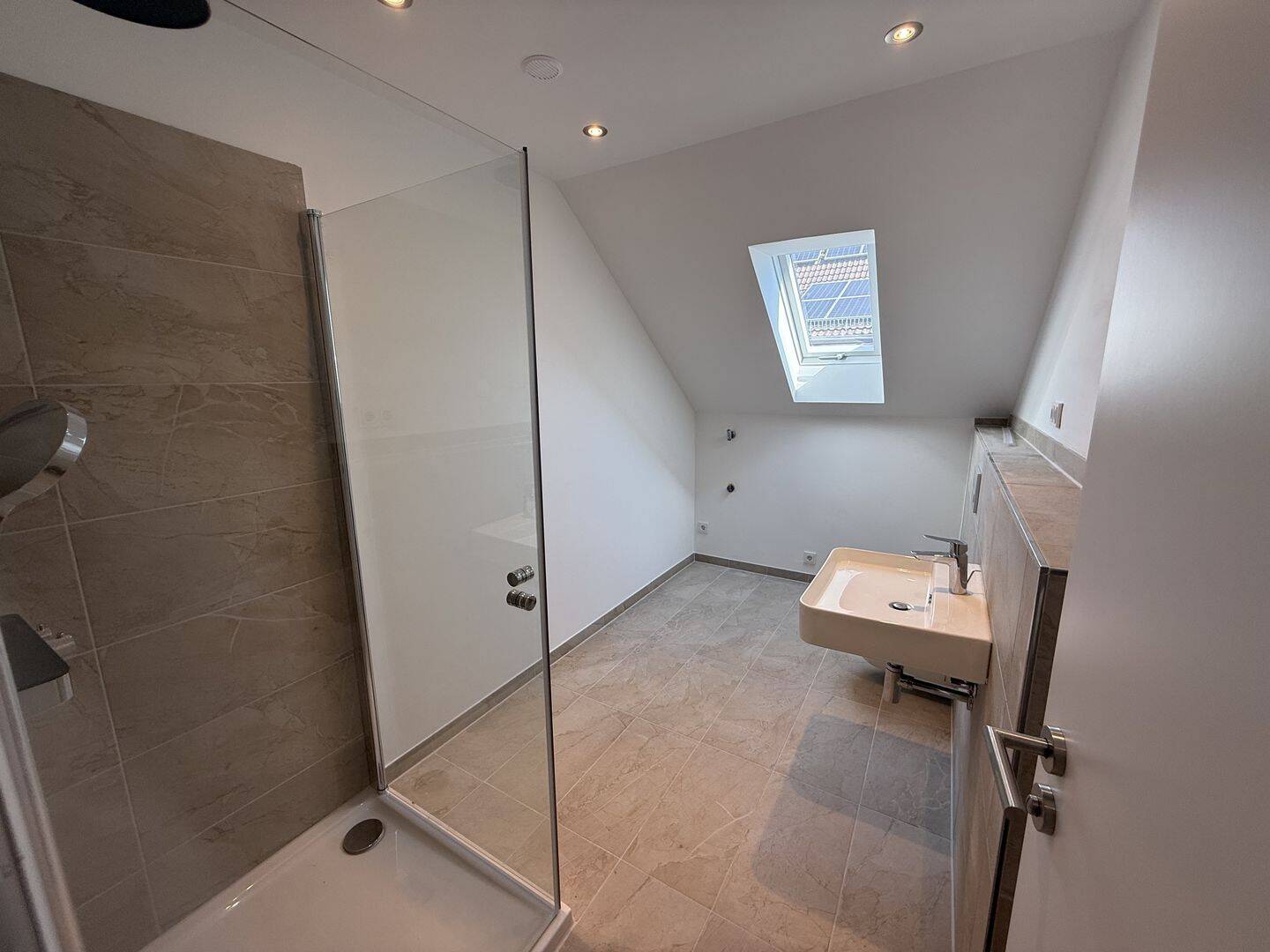 Kernsanierte Dachgeschosswohnung mit Effizienzklasse A und Photovoltaikanlage, 64832 Babenhausen