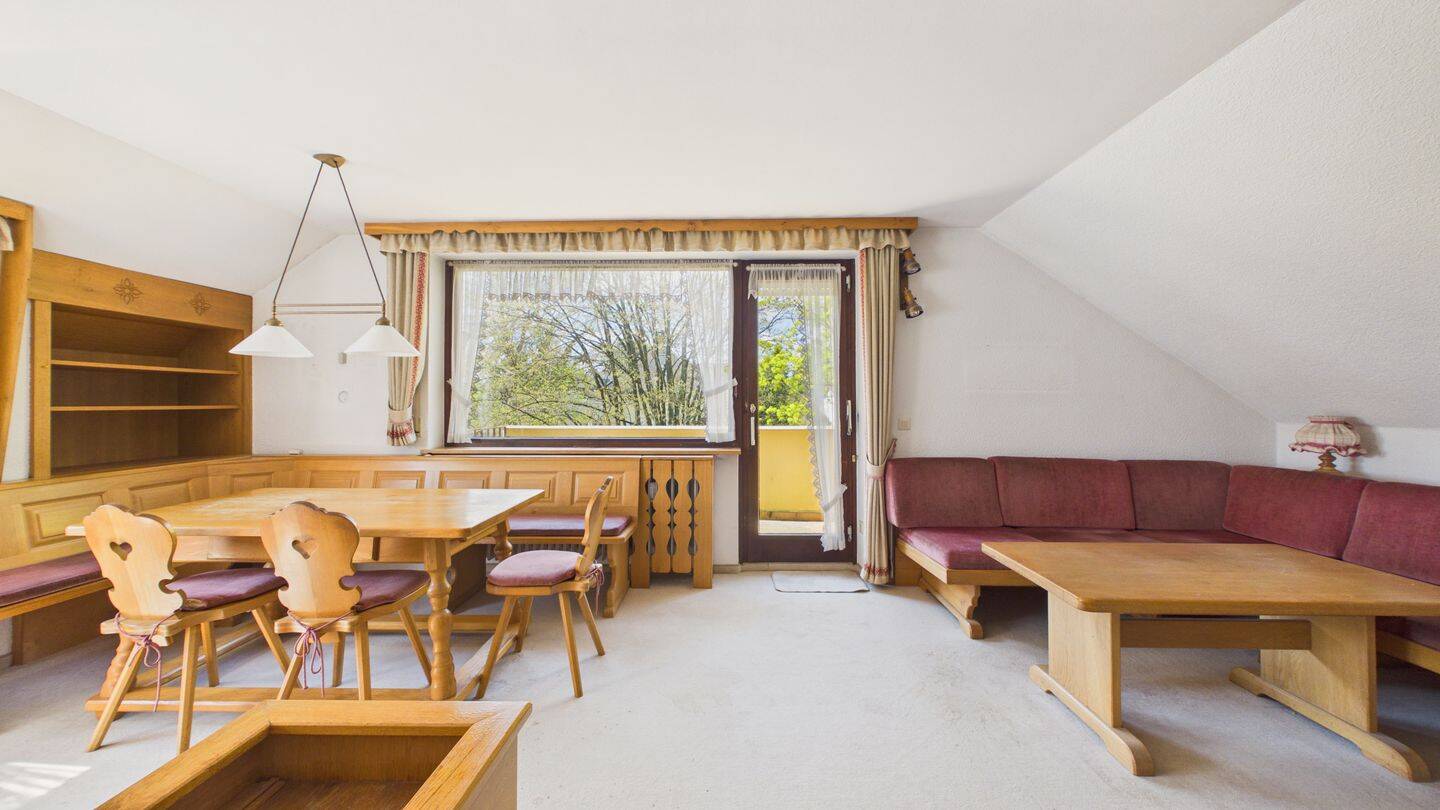 HEGERICH: Renovierungsbedürftige 3-Zimmer-Dachgeschosswohnung mit zwei Balkonen in Obergiesing, 81549 München (Obergiesing Ramersdorf-Perlach Untergiesing-Harlaching)