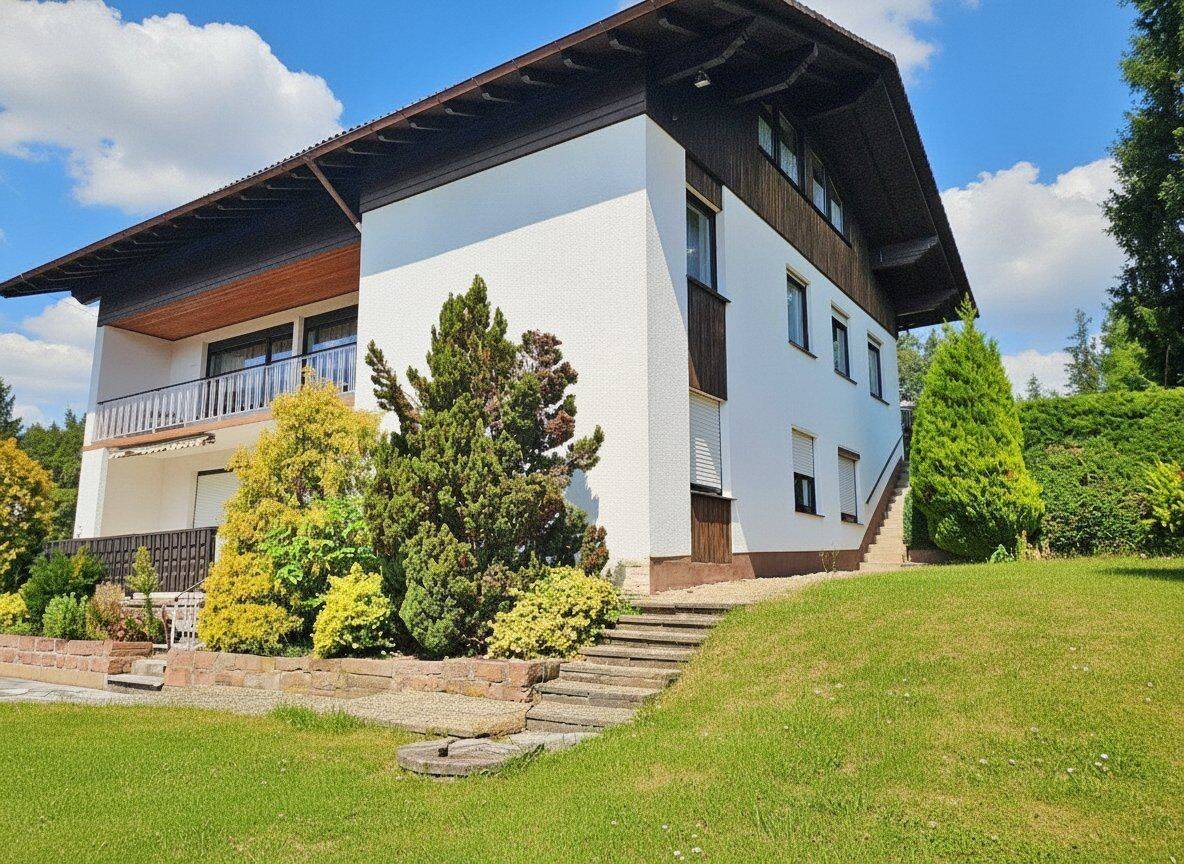 Großzügiges Zwei- bis Dreifamilienhaus in einer der besten Wohnlagen von Bad König, 64732 Bad König