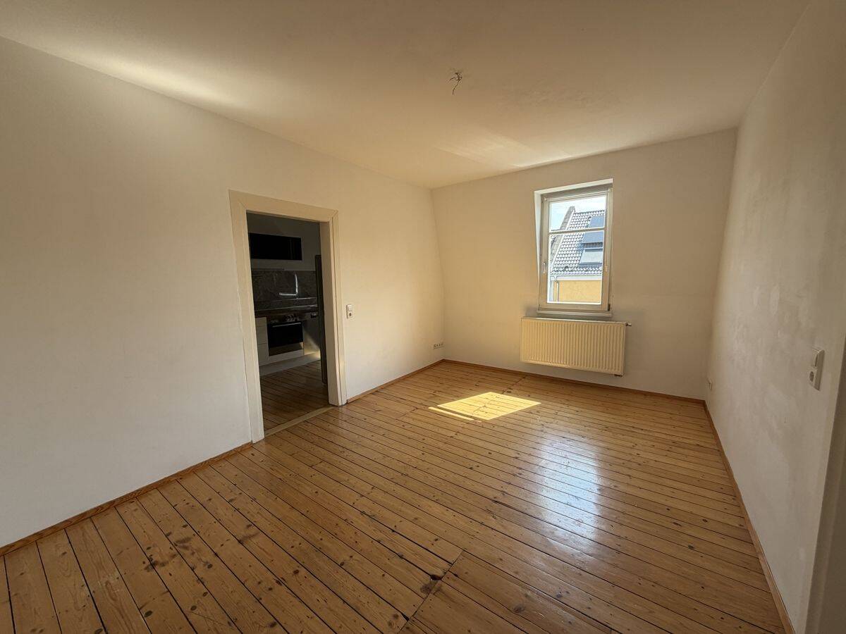 Charmante 2-Zimmer-Dachgeschosswohnung mit Einbauküche in der Karlsruher Südstadt, 76137 Karlsruhe