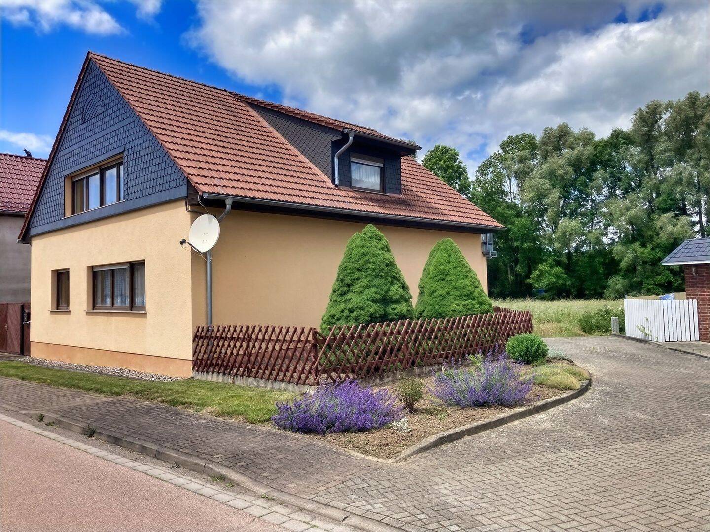 Familienglück mit Blick ins Grüne – Gepflegtes Haus mit Garage und Balkon !, 6526 Sangerhausen