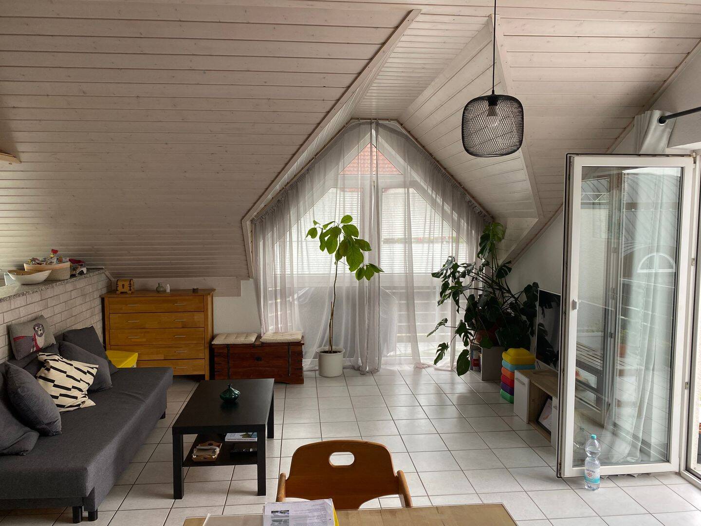 Schöne lichtdurchflutete Dachgeschosswohnung mit Gaube in 6-Familienhaus, 64367 Mühltal