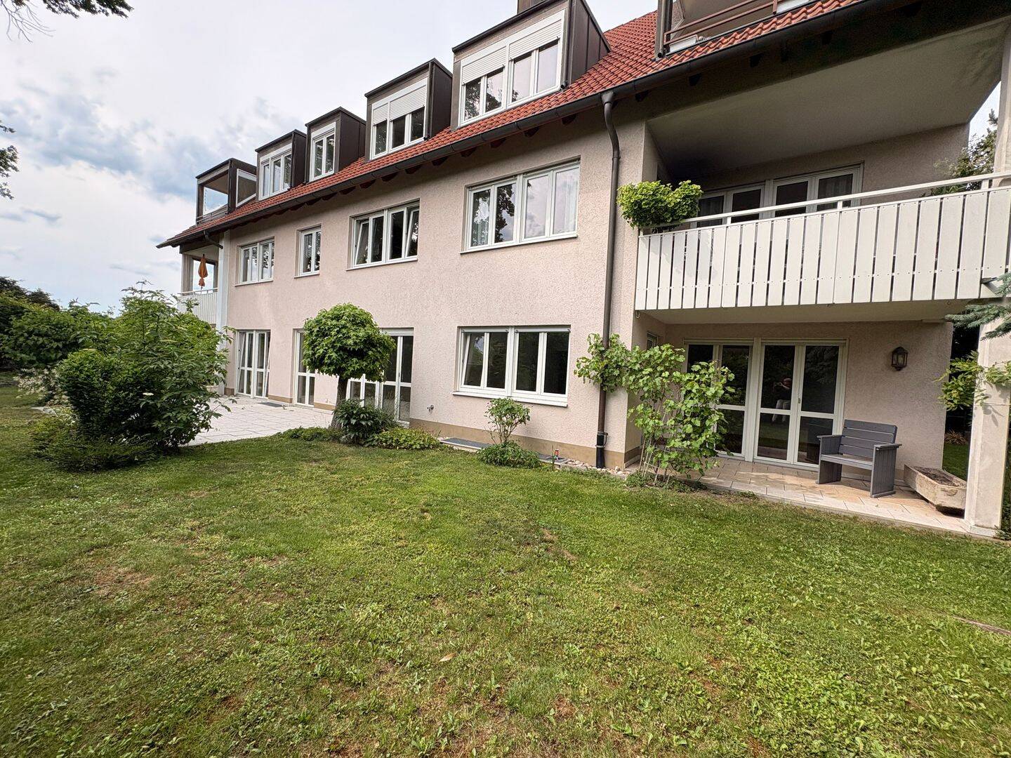 Exklusives Wohnen im Grünen! Sehr schöne 4 Zi. Erdgeschosswohnung mit traumhaften Garten und großzügigen Grundriss im – Stadtteil Gaismannshof, 90431 Nürnberg