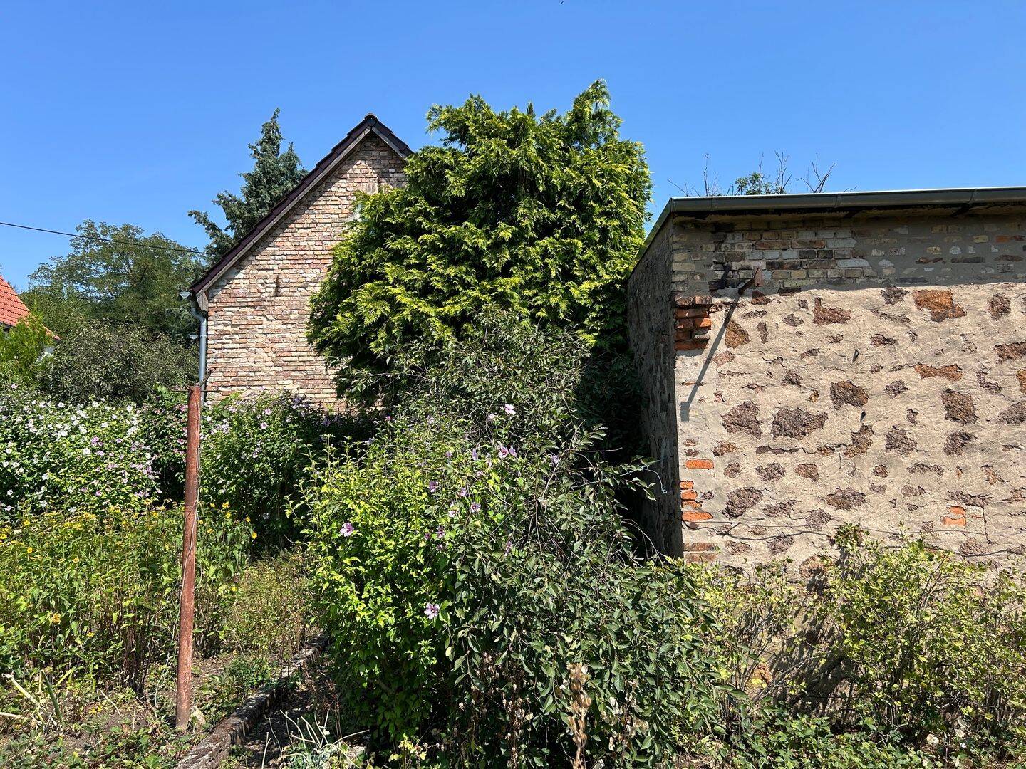 Wochenendhäuschen mit Garten und Nebengelassen: 2-Zimmer-Kleinod mit neuem Dach & Holzofen, 6193 Wettin-Löbejün