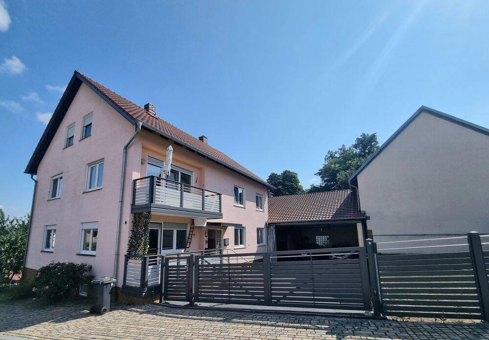 Charmantes Einfamilienhaus mit zwei Wohneinheiten, großem Hof, Scheune und Grünfläche!, 96179 Rattelsdorf