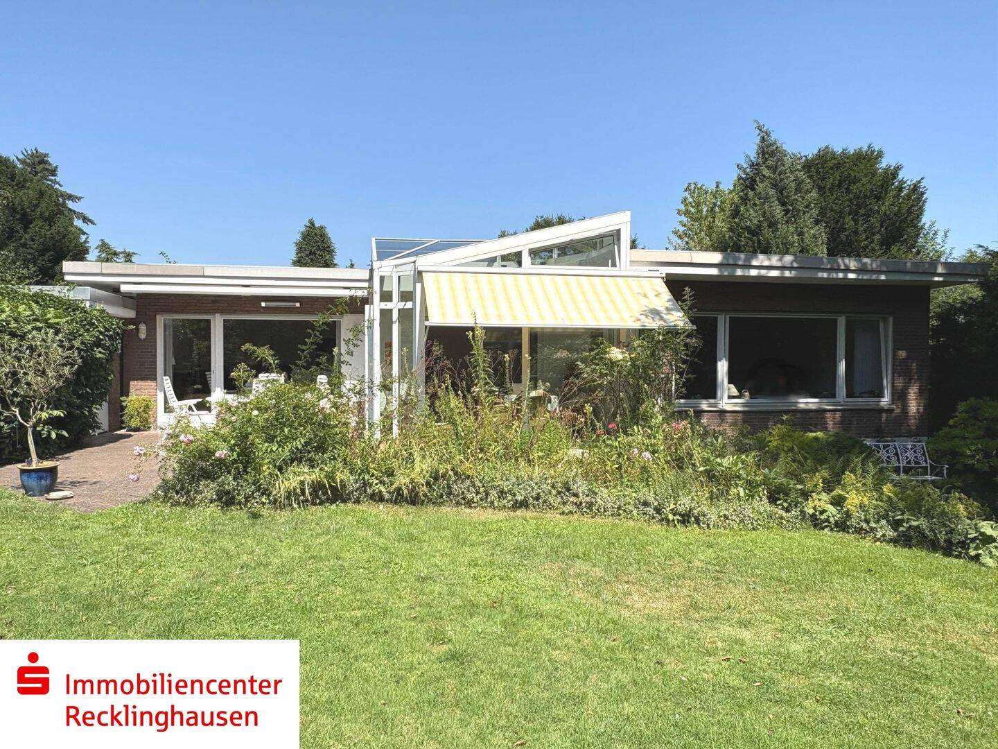 Freistehender Bungalow mit zwei Garagen auf einem parkähnlichen Kaufgrundstück mit ca. 1.388 m² in Drewer-Süd, 45770 Marl