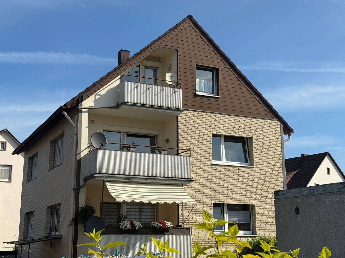 Gepflegtes 3-Familienwohnhaus mit 2 Garagen in schöner Wohnlage von Holzminden, 37603 Holzminden