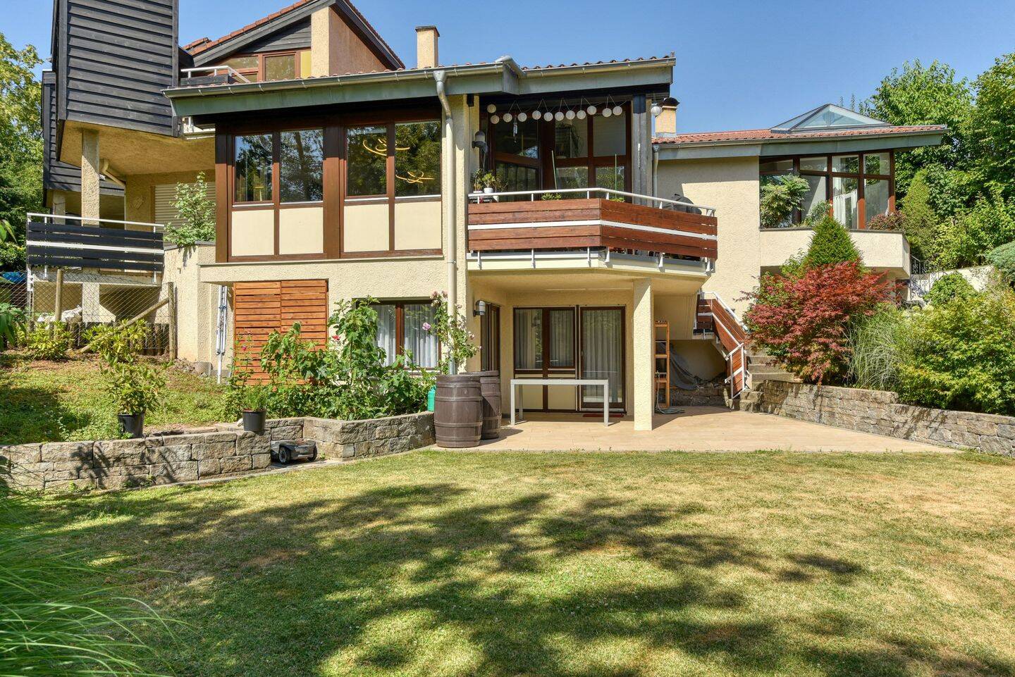 +++ 1-Fam.-RMH (WEG) – Garten, Terrasse, Balkon, Holzkamin – Galerie – inkl. EBK, Einzel-Garage & Kfz-Stellplatz +++, 70839 Gerlingen