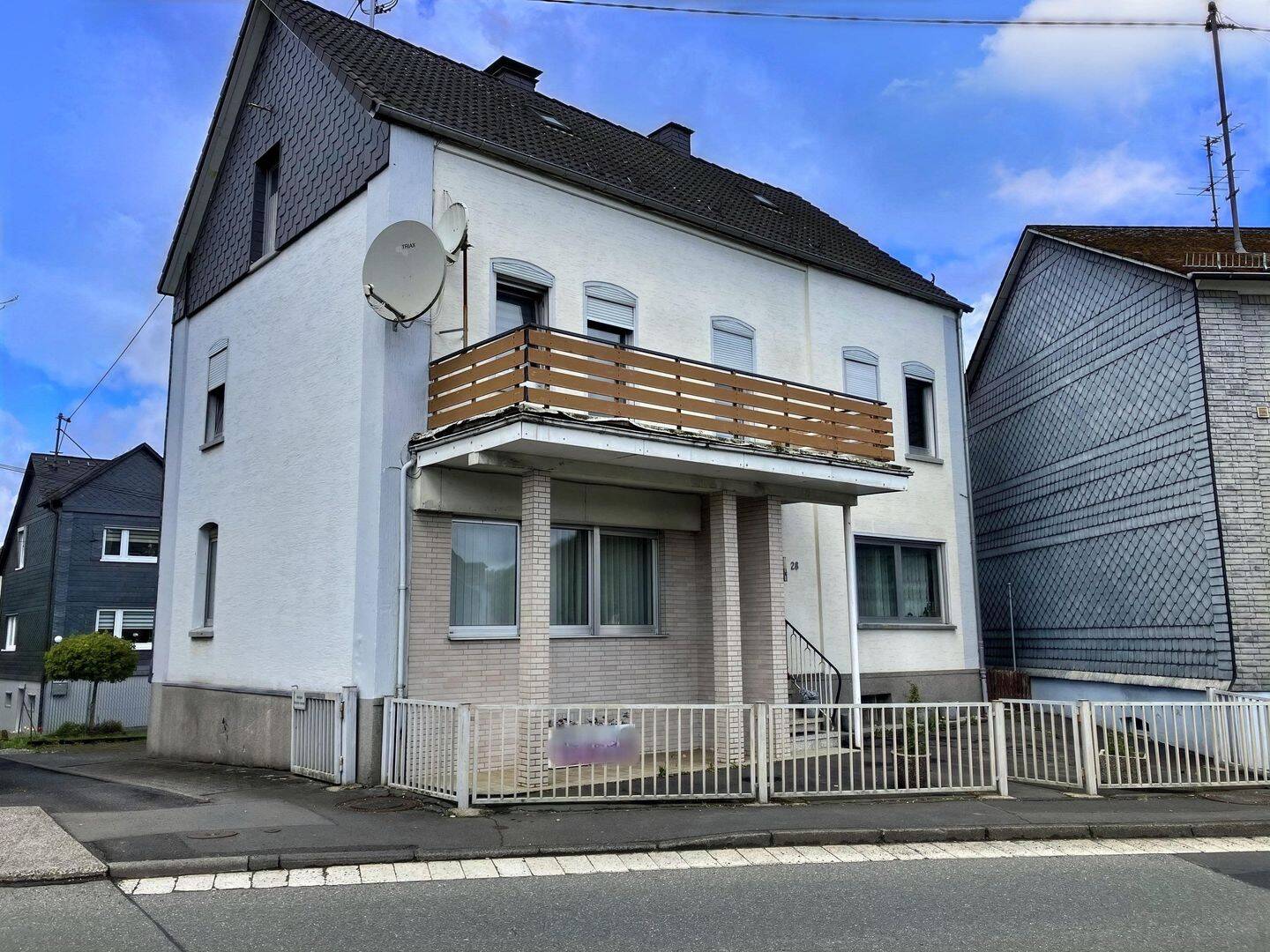 Modernisiertes Einfamilienhaus mit Garten, Garage und Balkon in zentraler Lage von Herdorf, 57562 Herdorf
