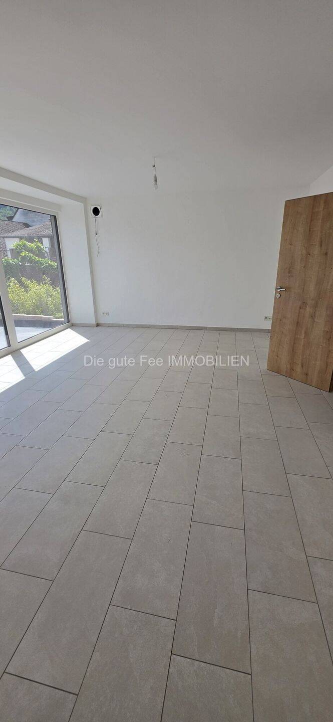 Komplett renovierte schöne große 3  Zimmer Wohnung mit Balkon in Mehring, 54346 Mehring
