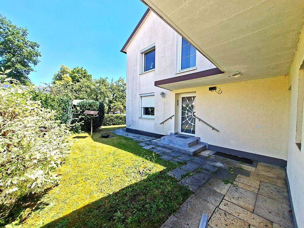 Klassisches Zweifamilienhaus mit Baureserve, in einer ruhigen Lage der Stadt Olching., 82140 Olching