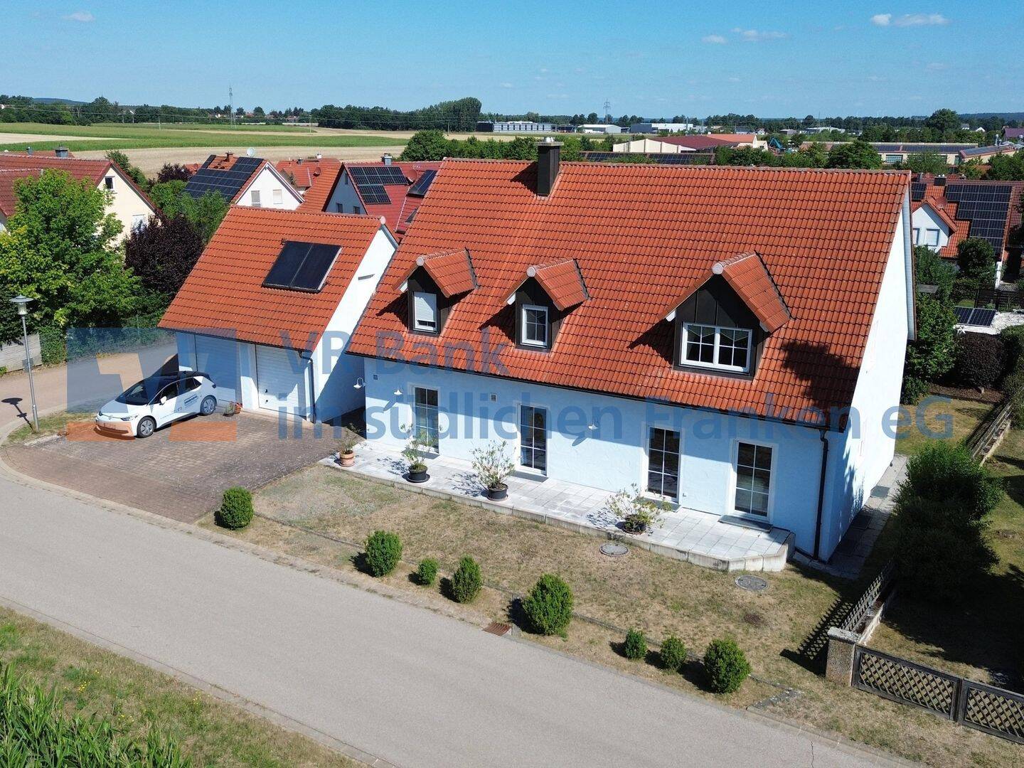 Vielseitiges Zweifamilienhaus mit zwei separaten Apartments in traumhafter Ortsrandlage von Aha, 91710 Gunzenhausen