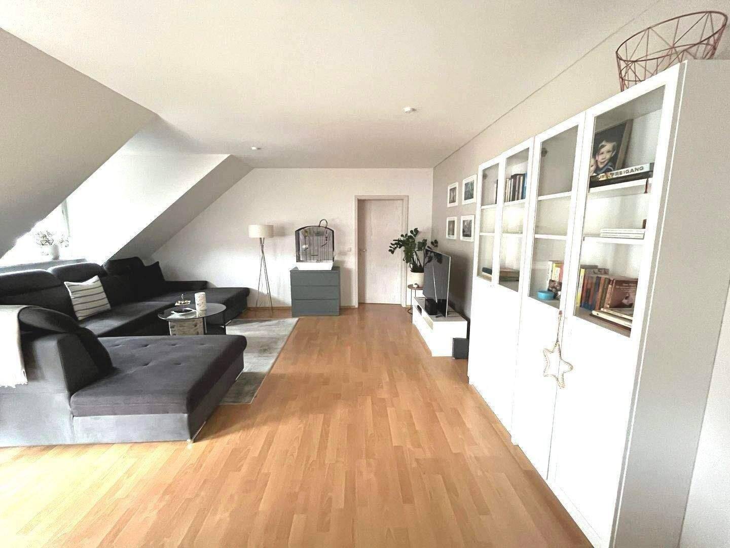 Großzügige und helle 3-Zimmer-Wohnung mit Balkon, Garage und Stellplatz in Feucht, 90537 Feucht