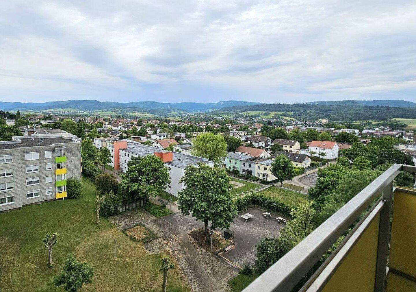 Komplett renovierte 3-Zimmer-Wohnung mit Panoramablick, Einbauküche & Garage, 73529 Schwäbisch Gmünd