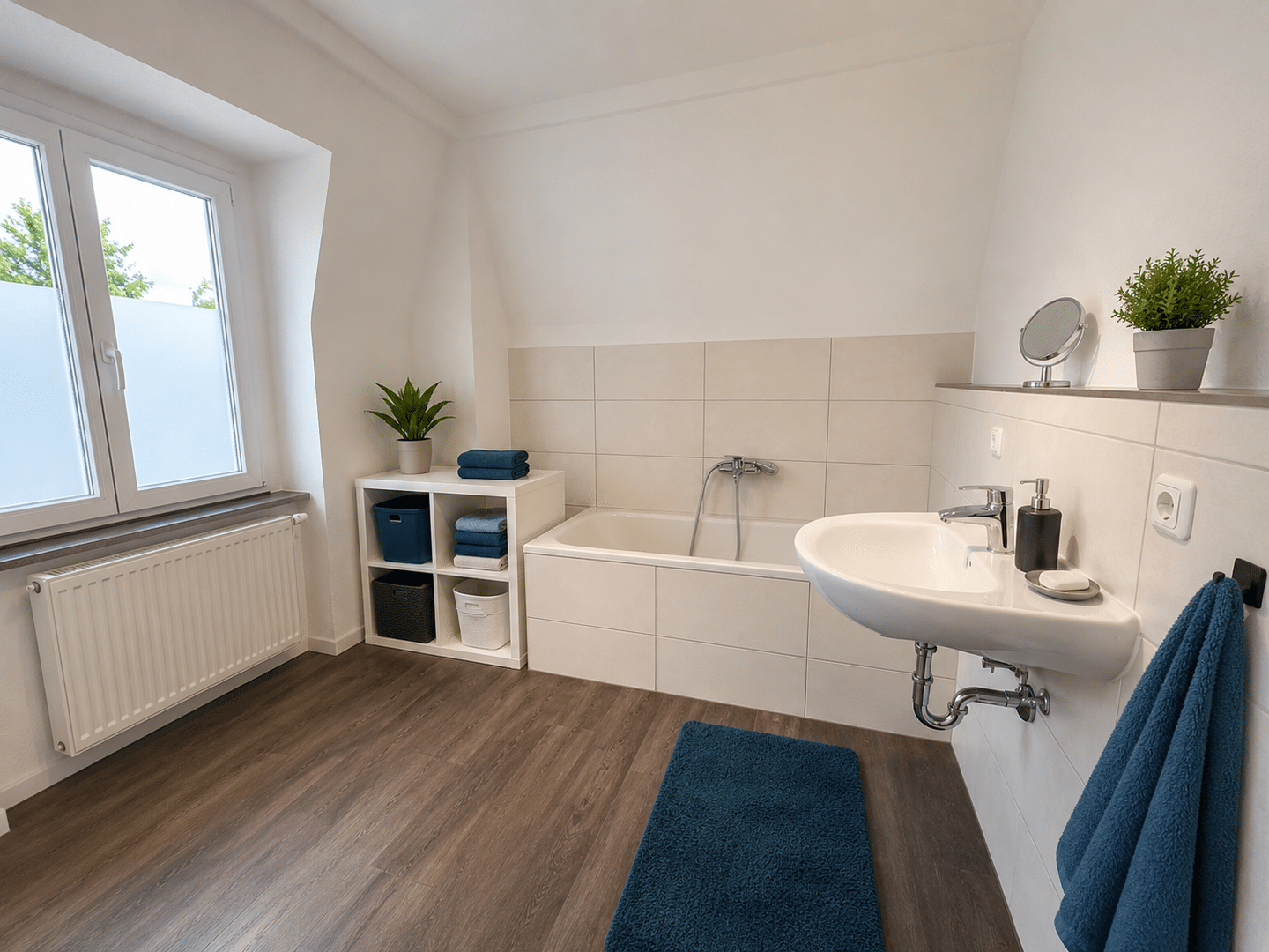 Helle, modernierte 2 Zimmer-Dachgeschoss-Wohnung in sehr zentraler Lage!, 86154 Augsburg (Oberhausen)