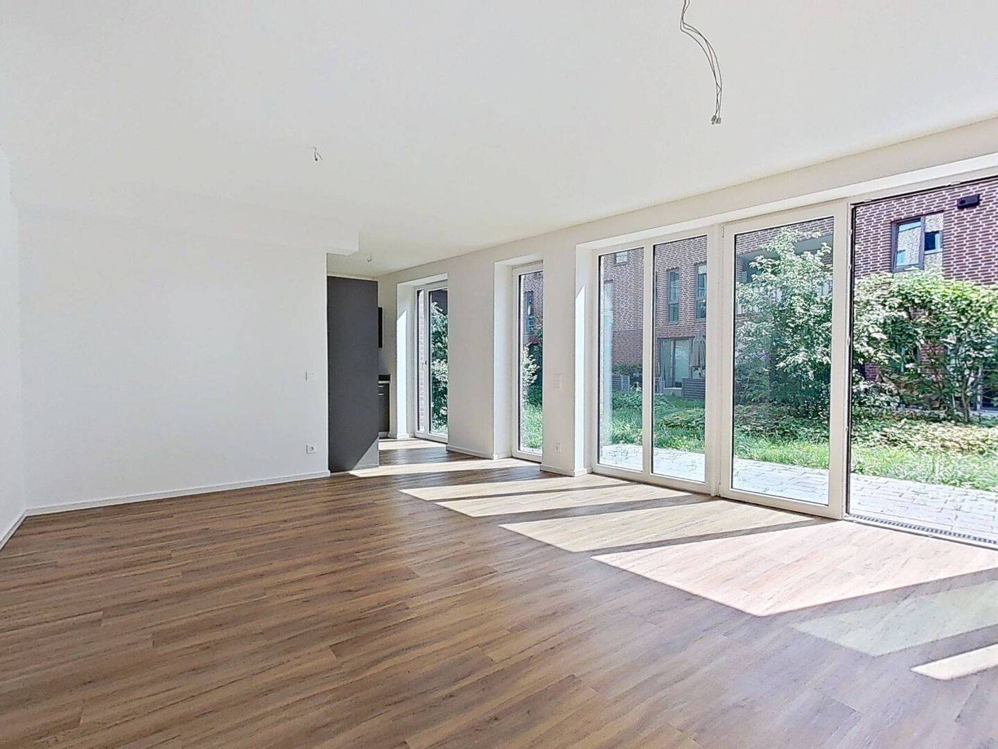 Modernes Wohnen auf zwei Ebenen: Stilvolle Maisonette-Wohnung mit eigenem Garten in Rissen, 22559 Hamburg (Altona Rissen)