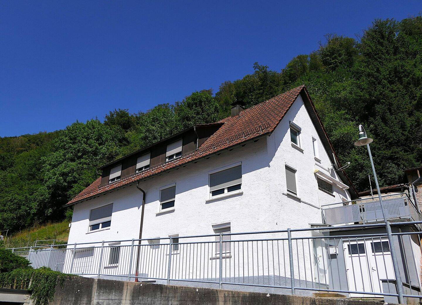 Sanierungsbedürftiges 1-2-FH mit Garage, Garten und großem Entwicklungspotenzial in ruhiger Lage, 73111 Lauterstein