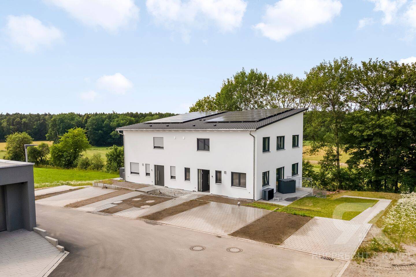 Erstbezug in Bestlage – Hochwertige Doppelhaushälfte mit ELW, PV und Weitblick über die Felder, 92699 Irchenrieth