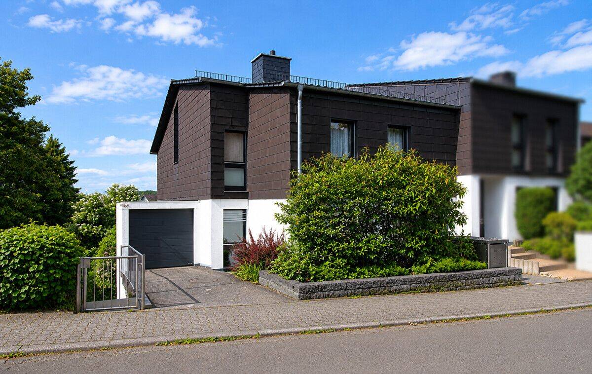 Split-Level-Reihenendhaus mit Garten, Garage und Dachstudio in ruhiger Familienlage, 65817 Eppstein