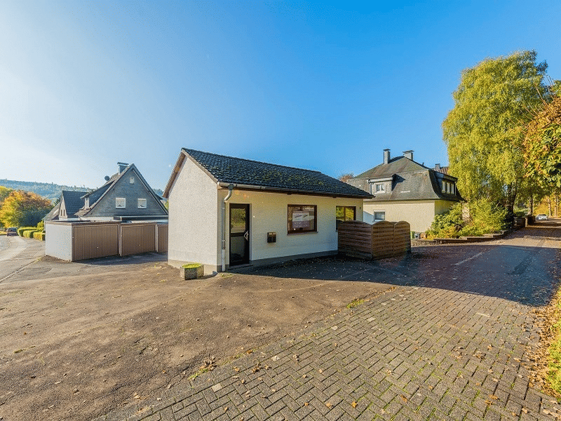 Kleines Wohn- oder Bürohaus mit 9 Garagen und 10 Stellplätzen in zentrumsnaher guter Lage von Bergneustadt!, 51702 Bergneustadt