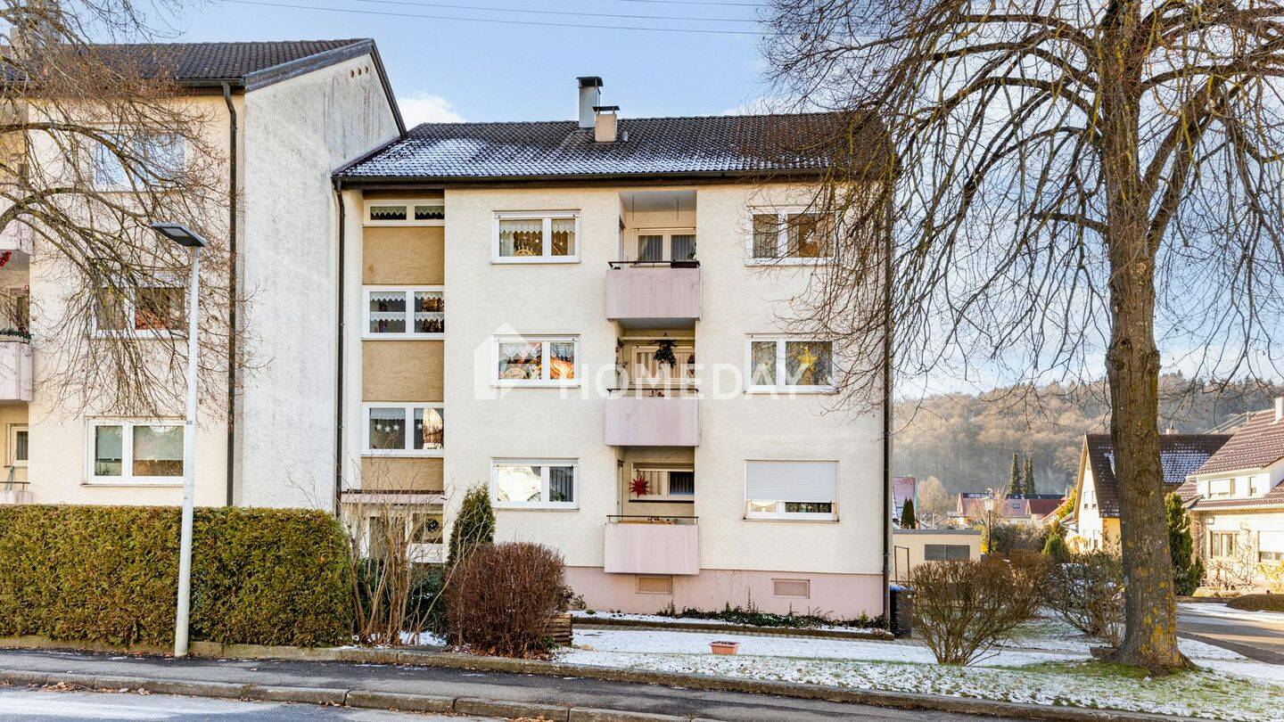 Vermietete 4-Zimmer-Erdgeschosswohnung mit zwei Balkonen und Stellplatz, 72813 St. Johann (Sankt Johann)