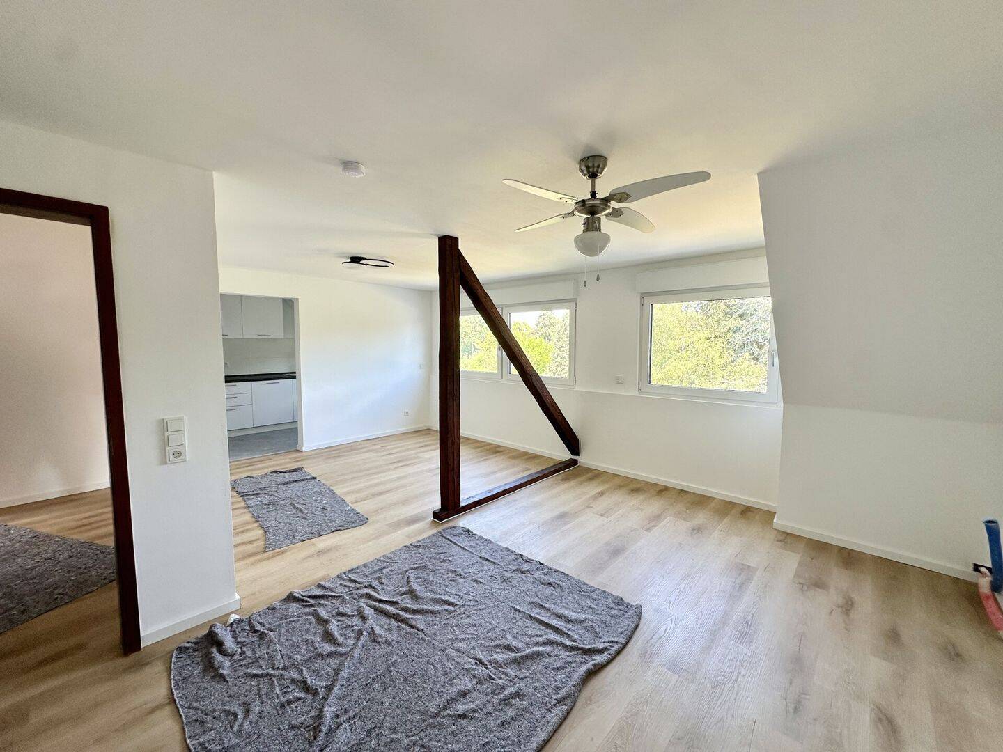 Helle 2-Zimmer-Dachgeschoss-Wohnung mit Einbauküche, 40468 Düsseldorf (Derendorf Golzheim Lichtenbroich Stockum Unterrath)