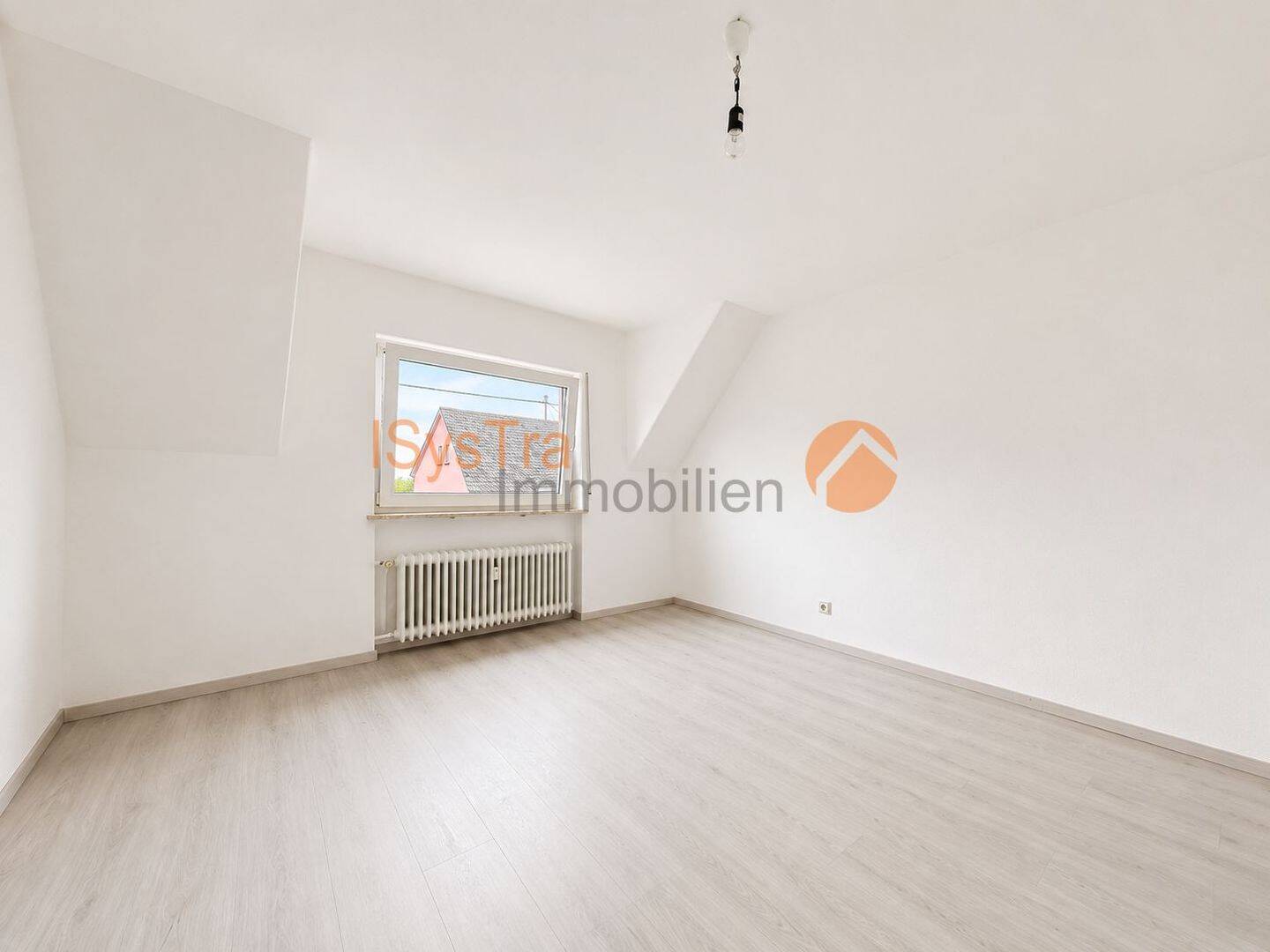 Einziehen und wohlfühlen: Neues Bad, Balkon und eigener Gartenbereich, 65624 Altendiez