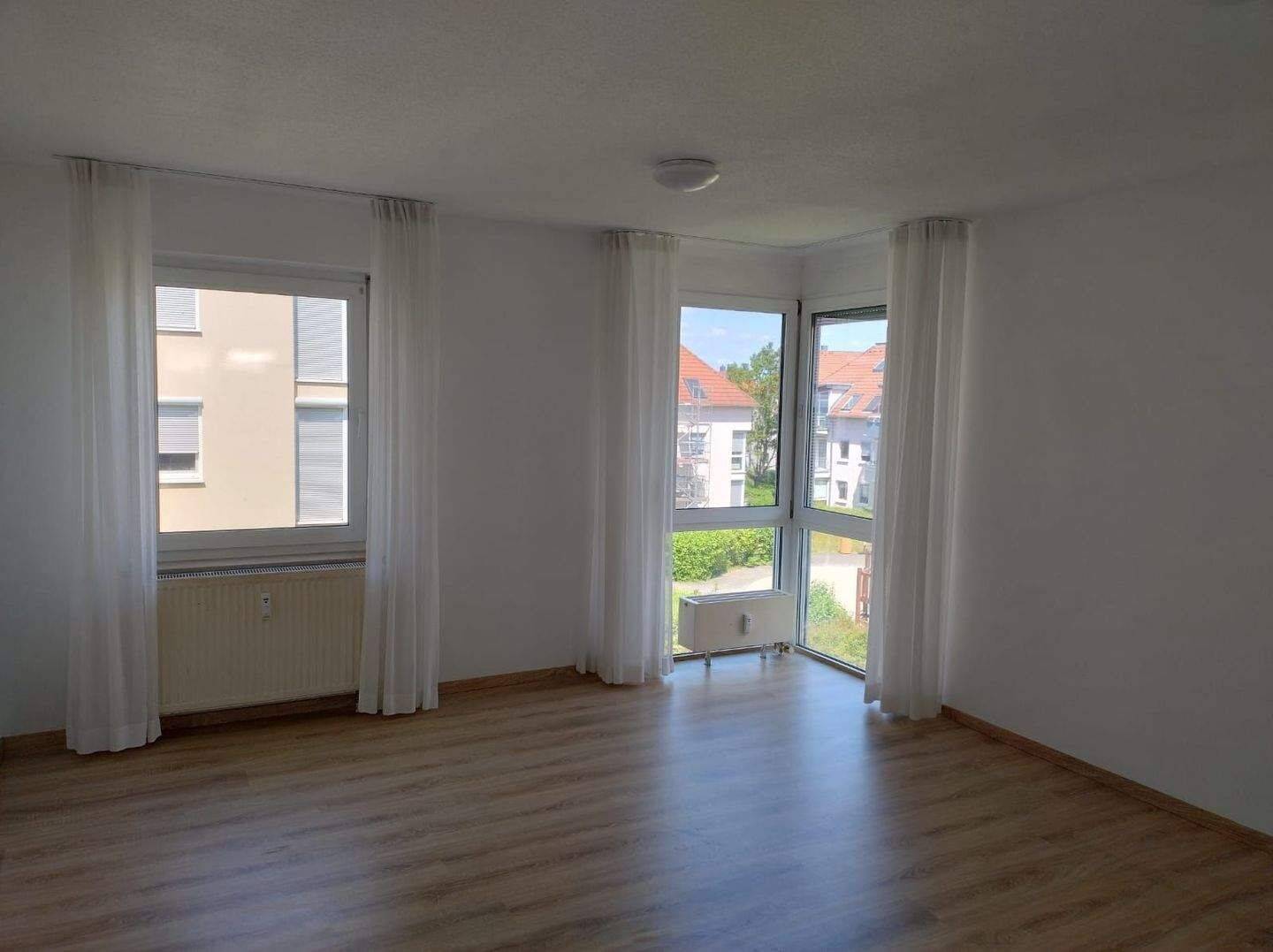 Moderne 1-Zimmer-Wohnung mit Einbauküche und Balkon in Dresden-Leubnitz-Neuostra, 1219 Dresden