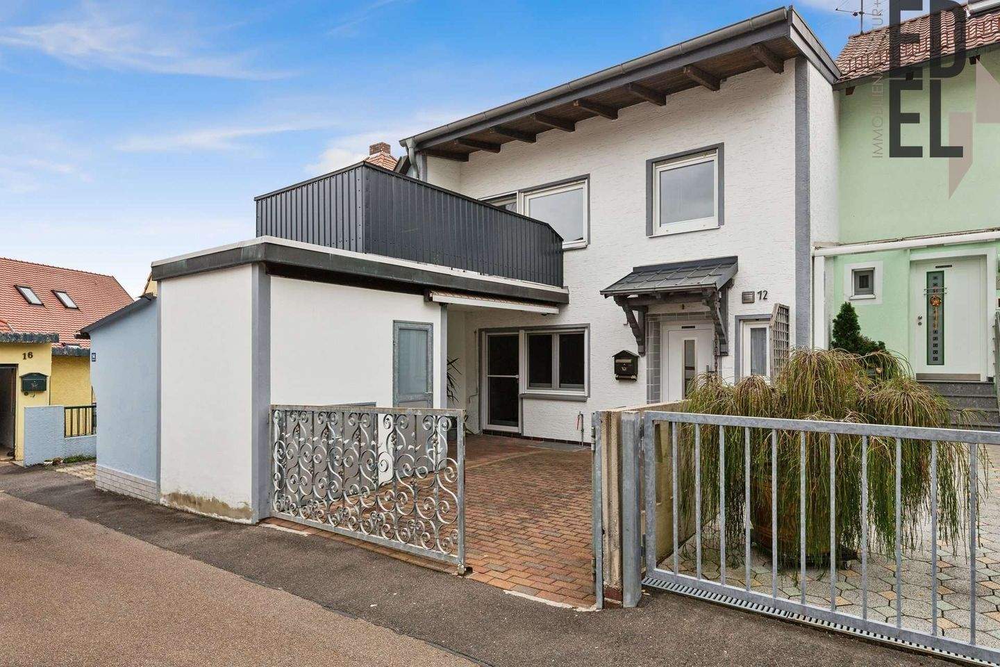 Haus kaufen in Amberg – Zweifamilienhaus mit PV-Anlage, Garten & Doppelgarage, 92224 Amberg