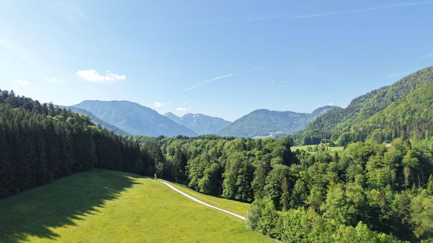 Charmantes, stilechtes Bauernanwesen mit 2.600 m² Grundstück in idyllischer exponierter Lage, 83313 Siegsdorf