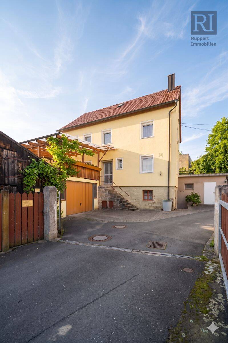 Einfamilienhaus mit großzügigen Nebengebäuden, 97340 Marktbreit