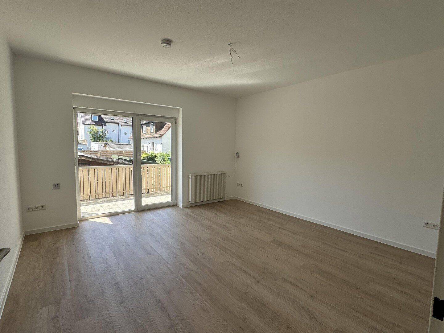 Eigener Garten! Wunderschöne, lichtdurchflutete 2-Zimmer-Wohnung mit Garten, Balkon und Stellplatz, 71522 Backnang