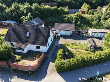 Großzügiges Einfamilienhaus mit modernisierter Ausstattung und fünf Garagen in Burgkirchen, 84508 Burgkirchen a.d. Alz