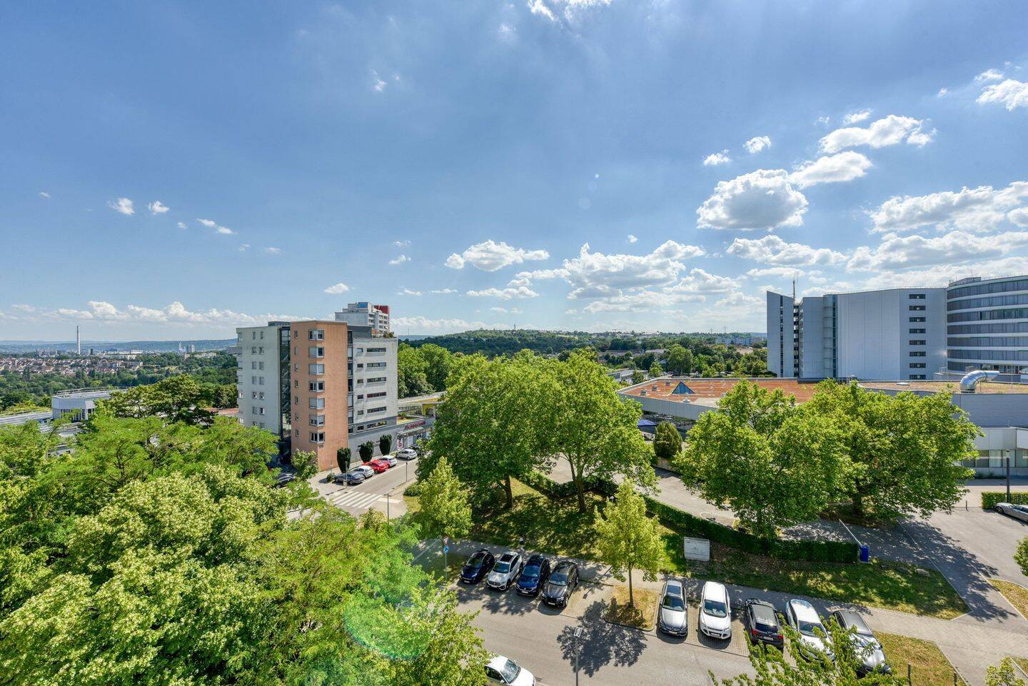 +++ Rund-um-Fernblick & West-Balkon – bequem, gehoben & renoviert – hell & sonnig – inklusive Einbauküche +++, 70437 Stuttgart (Freiberg Mönchfeld Rot Zazenhausen Zuffenhausen)